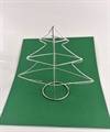 Metal juletræ. H ca. 16 cm. B. Målt på det bredeste sted  ca. 16 cm. Pynt med gran, ene,  lyskæde m.m.